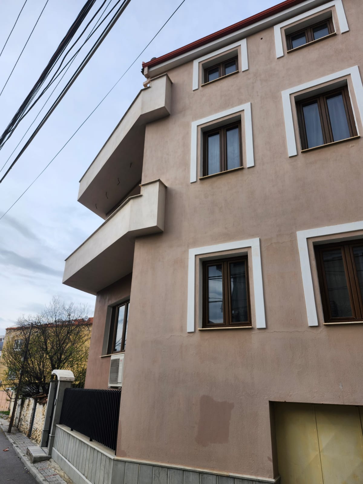 Vilë Fisnike e Pavarur me 3 Kate në Zemër të Korçës