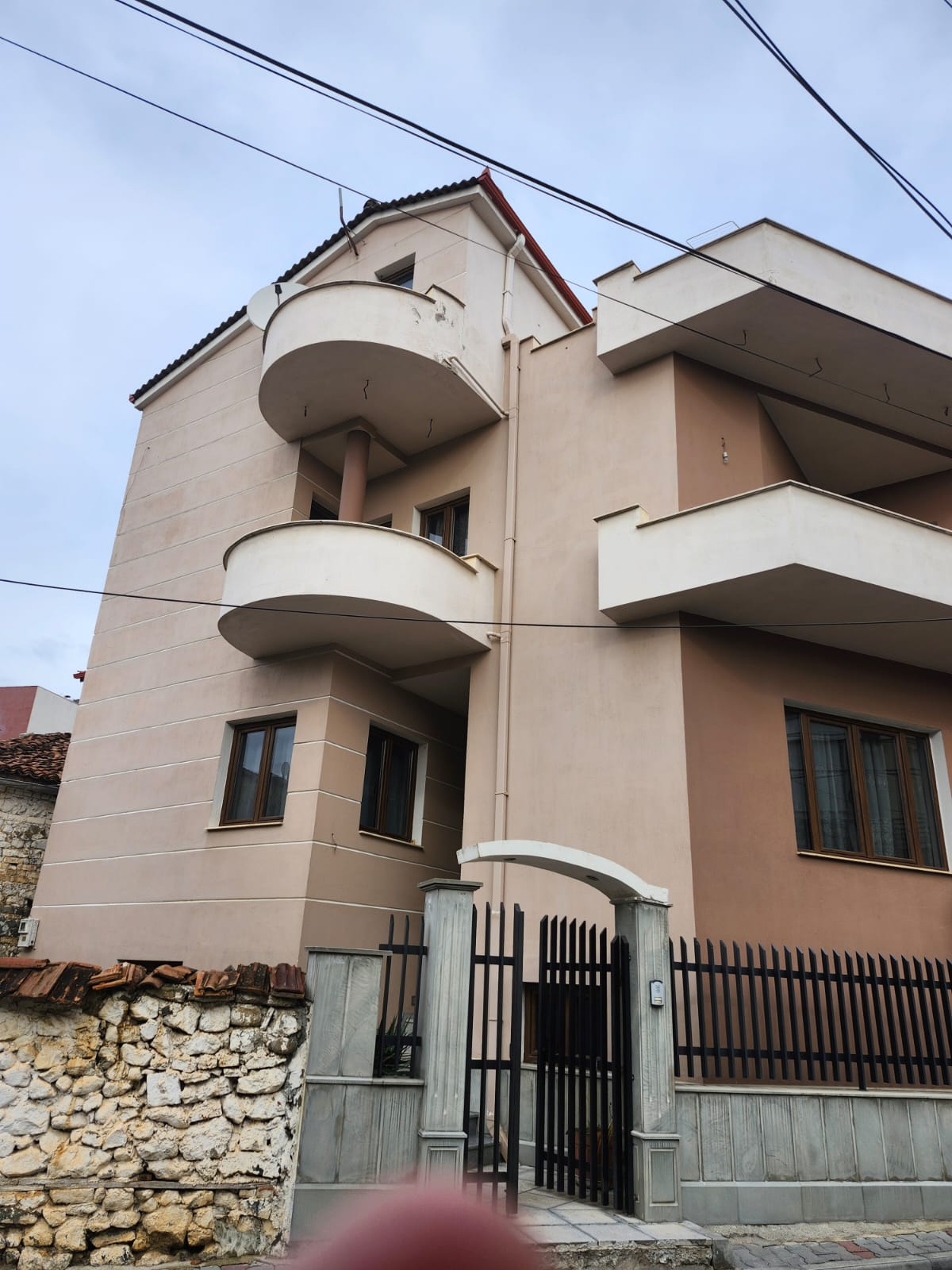 Vilë Fisnike e Pavarur me 3 Kate në Zemër të Korçës