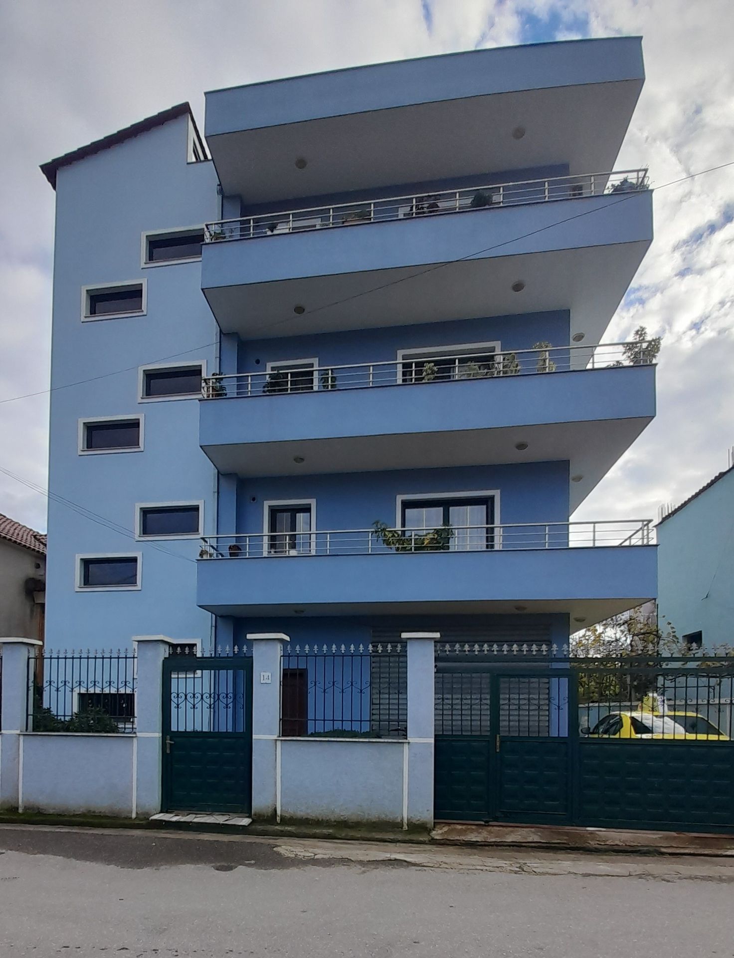 Dy Njësi të Mëdha Banimi me Truall në Yzberisht, Tiranë