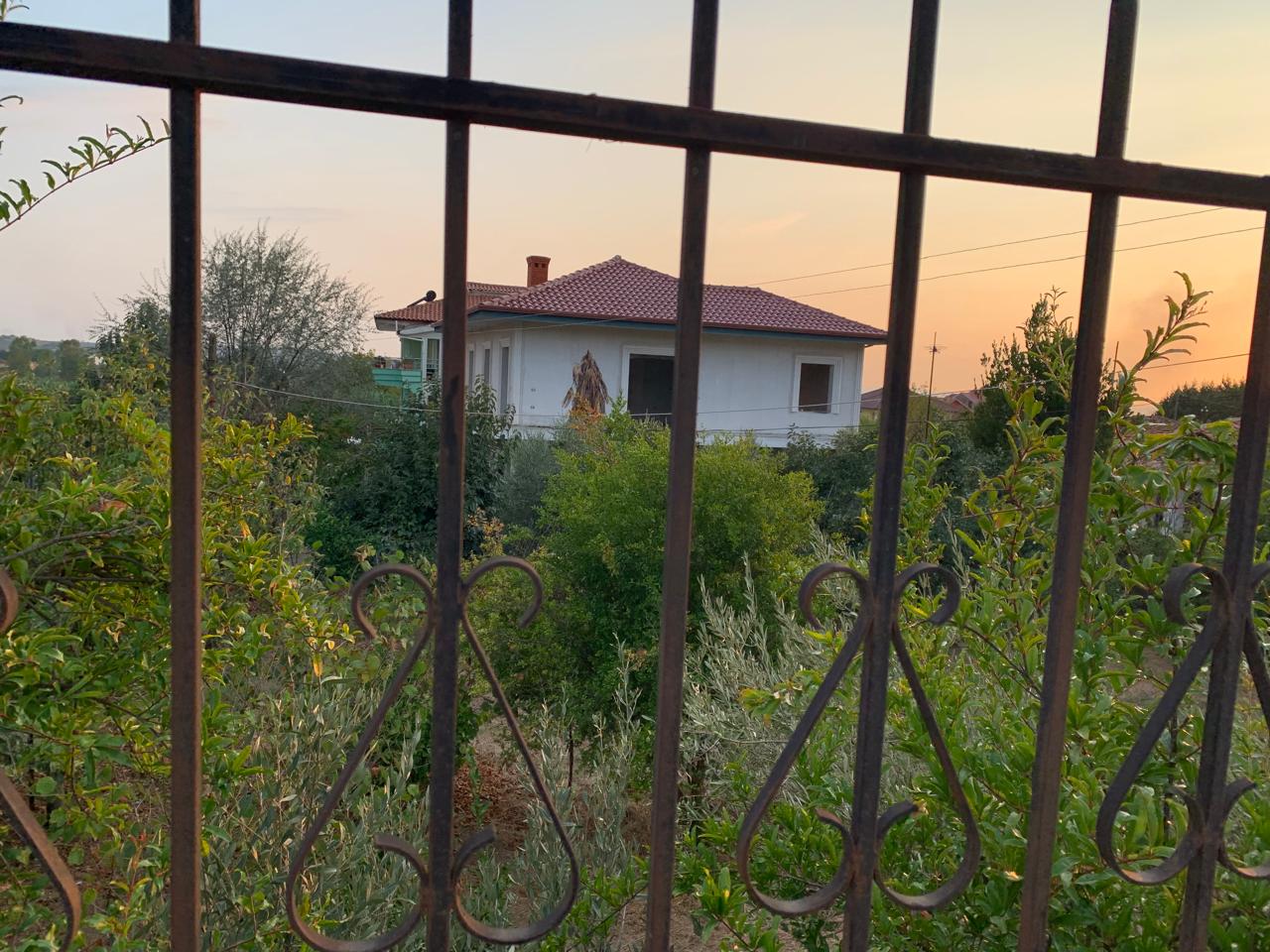 2 Apartamente + Tokë 336 m² në Gjirin e Lalzit – Maminas | 160.000 €