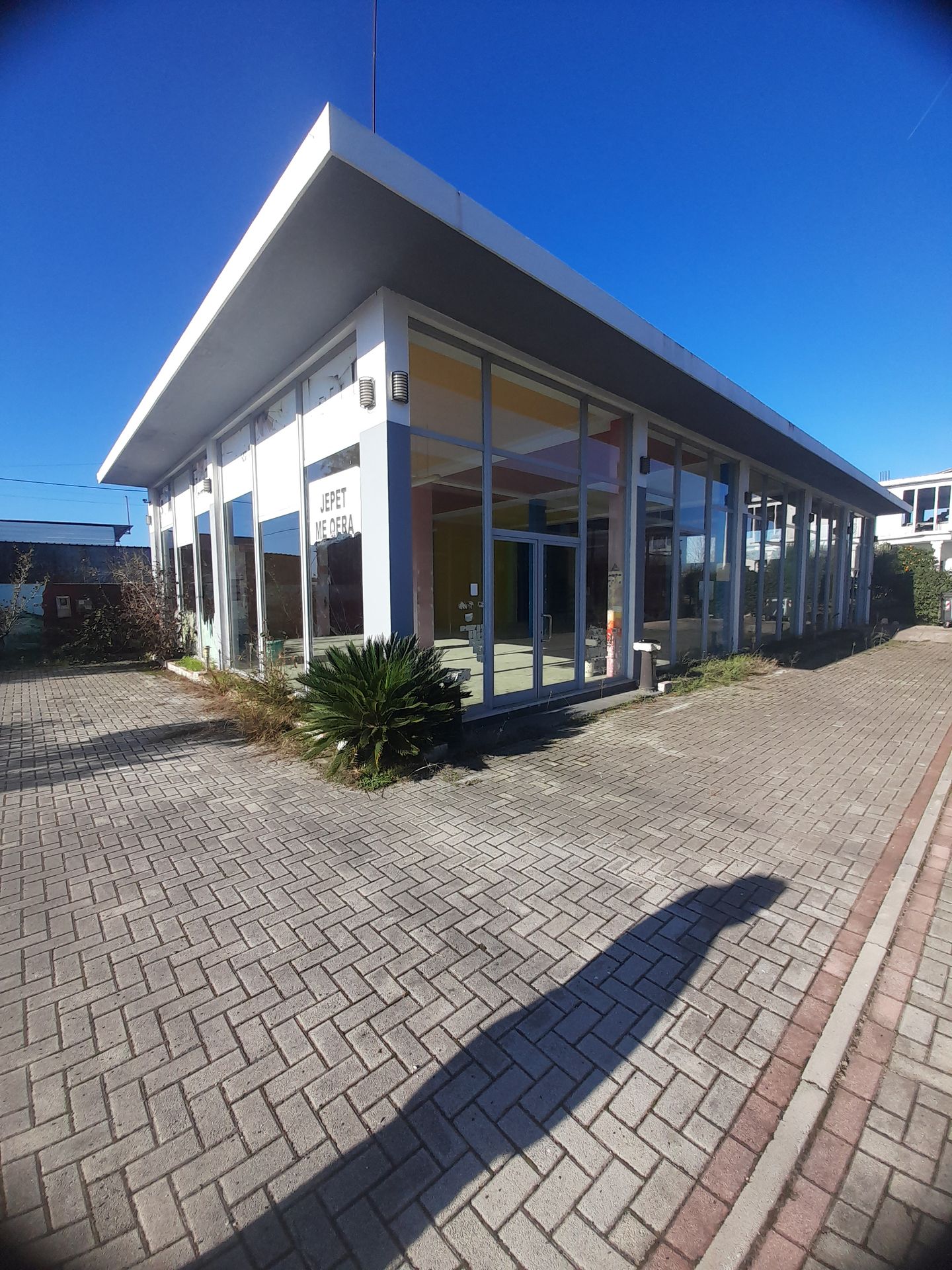 Shitet Objekt Komercial (2 Dyqane/Ambiente Biznesi) – Rruga Maliq Muço, Xhafzotaj