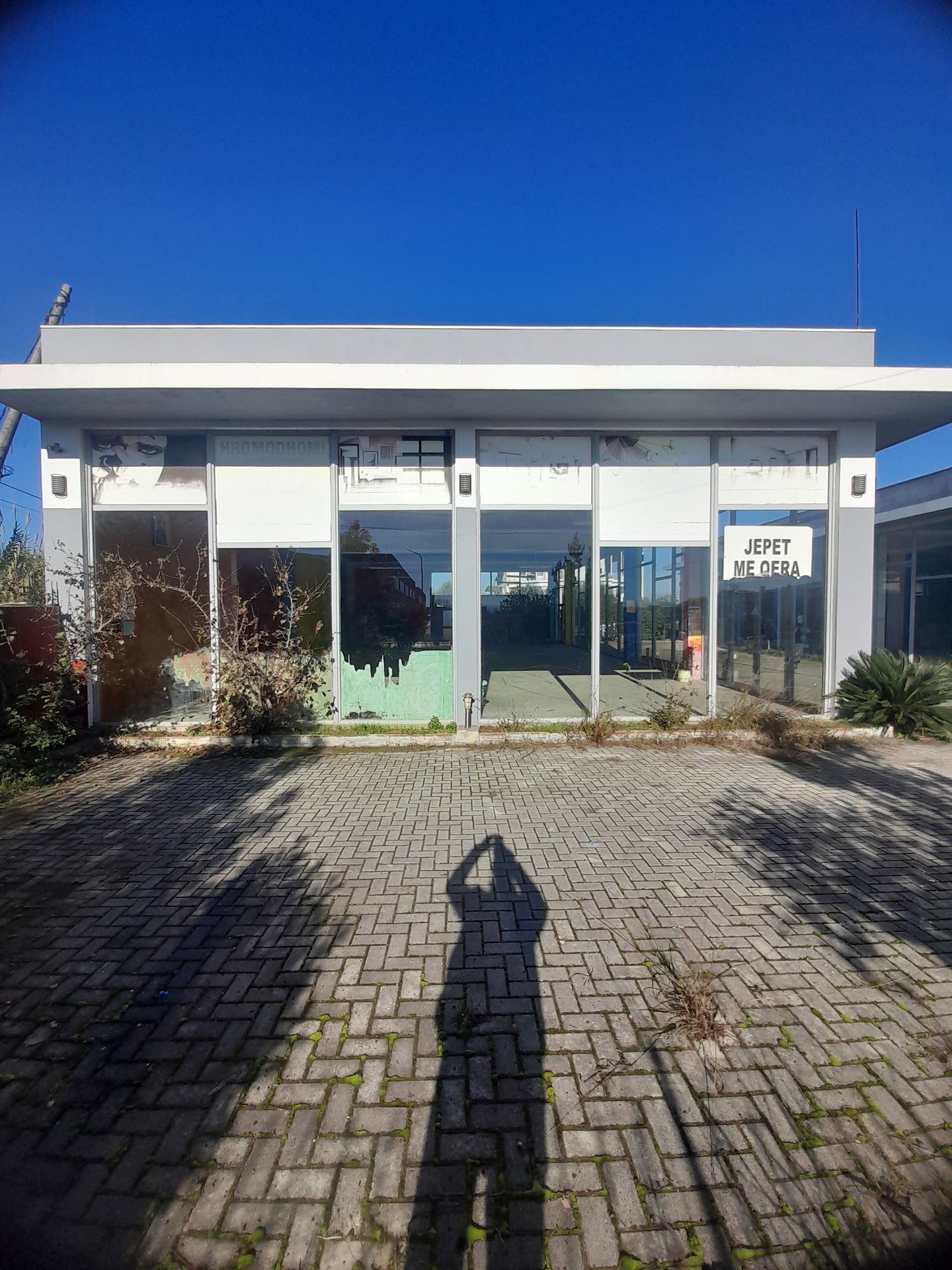 Shitet Objekt Komercial (2 Dyqane/Ambiente Biznesi) – Rruga Maliq Muço, Xhafzotaj